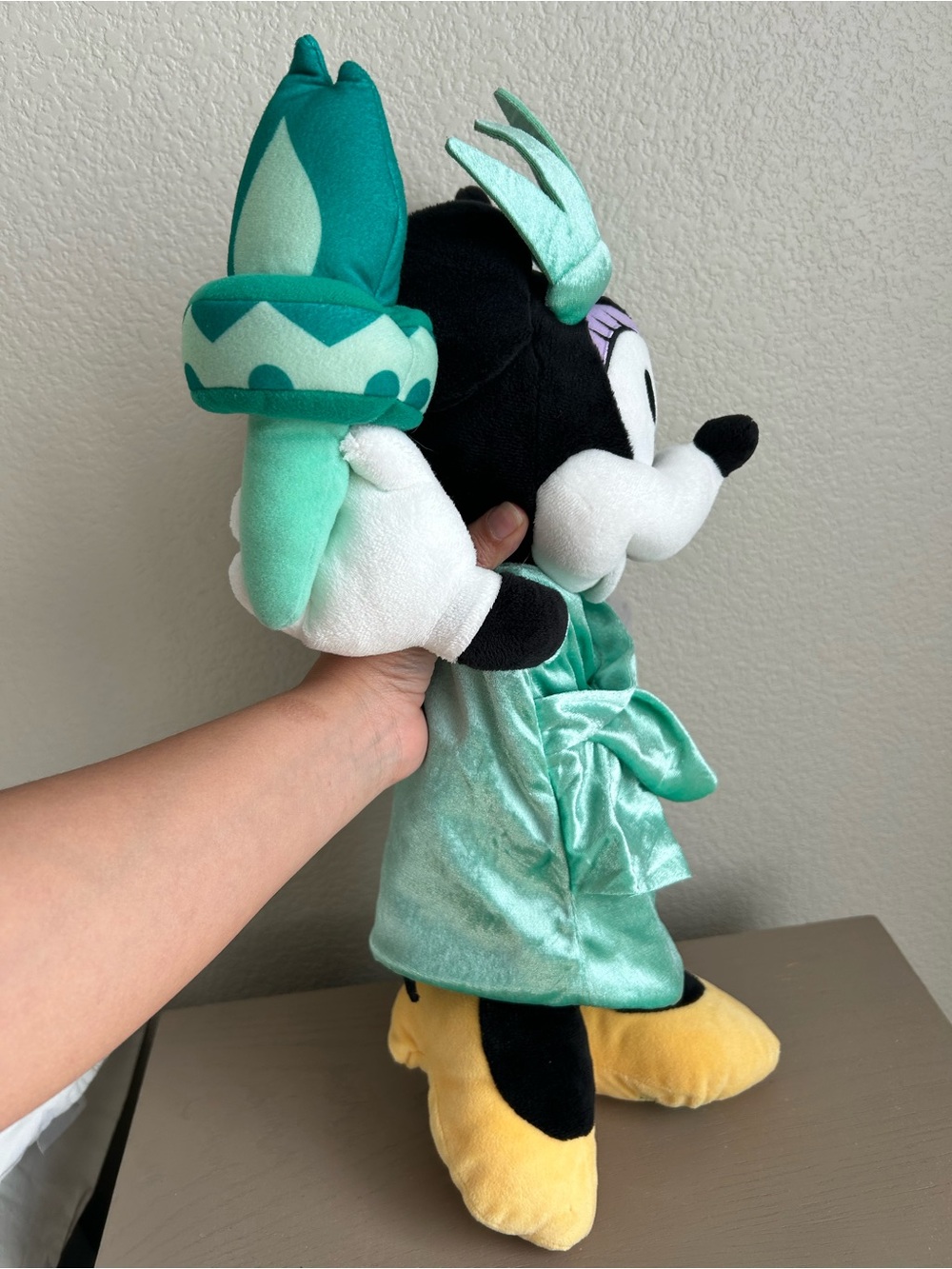 Disney Minnie Mouse Statue of Liberty Plush - Teal & Yellow - Picture 4 of 8